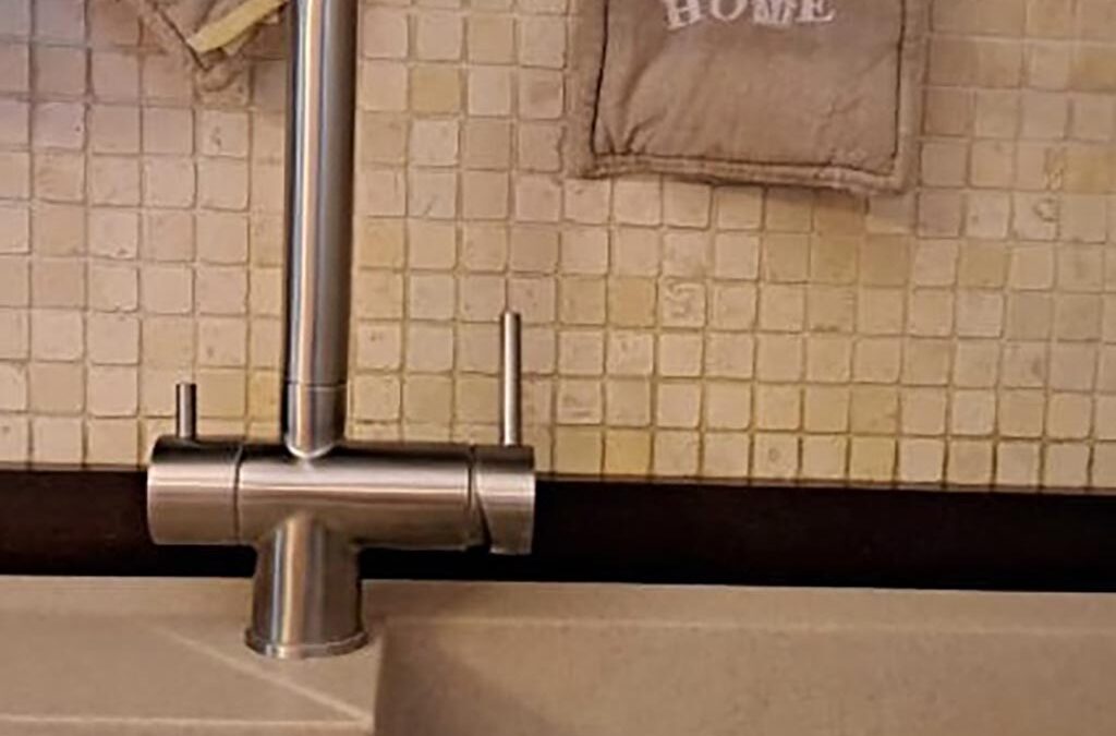 Impianto di osmosi inversa con miscelatore cucina a 3 vie installato a Viadana in provincia di Mantova