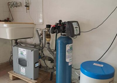 Addolcitore e osmosi inversa installati in area comune della costruzione a Cadelbosco di Sotto | SAE DEPURATORI