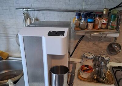 Installazione di un frigogasatore domestico collegato all'acquedotto di Modena con microfiltrazione argentizzata | SAE DEPURATORI