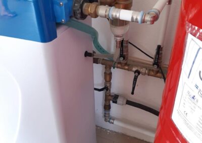 Dettaglio addolcitore cabinato con filtro semi autopulente installto a Poviglio | SAE TECNOLOGY