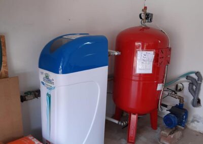 Installazione addolcitore cabinato con filtro semi autopulente installato a Poviglilo | SAE TECNOLOGY